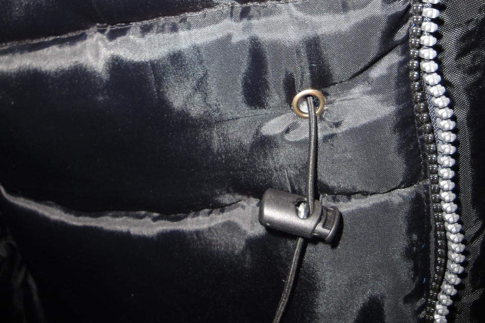 An adjustable pull cord ensures a warm and snug fit
