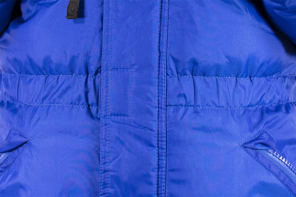 An elasticized waist on the coat ensures a warm and snug fit